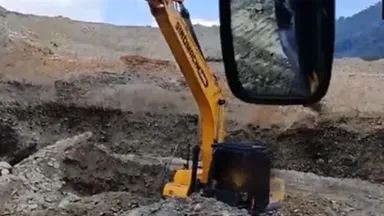 Escavadeira de esteira ZG385 em operação