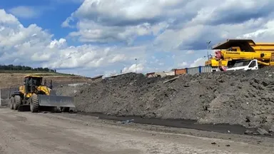 Motoniveladora PY320T trabalhando em mina