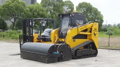 Minicarregadeira de esteiras com acessório TS65