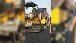 Pavimentadora de asfalto GYA4500 em operação 