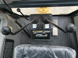 Sistema de freio hidráulico úmido com controle de pedal duplo