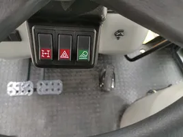 Sistema de freio hidráulico úmido com controle de pedal duplo