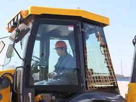 Cabine espaçosa com certificação ROPS/FOPS e ampla visibilidade