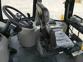 Cabine espaçosa com certificação ROPS/FOPS e ampla visibilidade